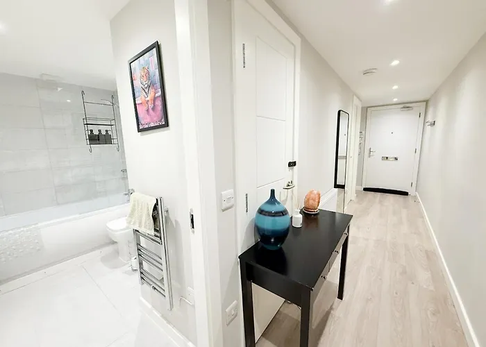 2-bed Flat In East End Apartment