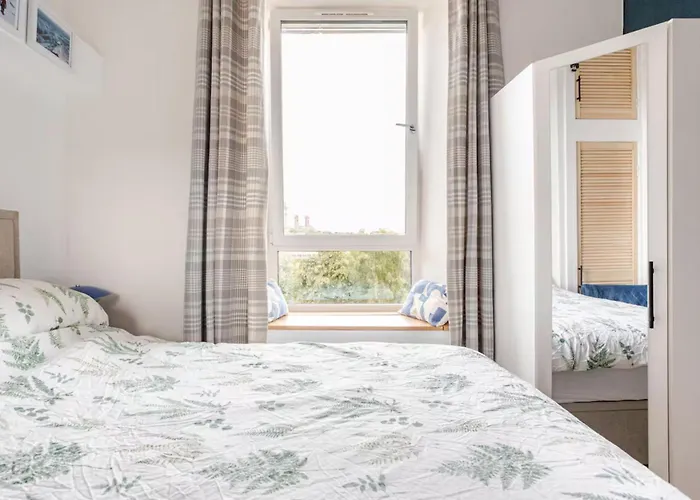 Warm Upgraded Top-floor Flat In Finnieston Glasgow