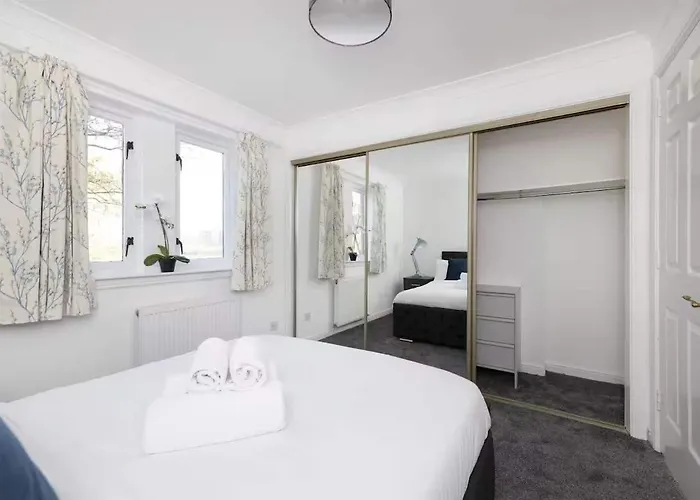 Bright 3 Bed Overlooking The Clyde Sec & Hydro