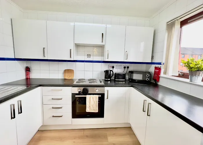 Garden-view 2br - Free Parking & Wifi גלאזגו