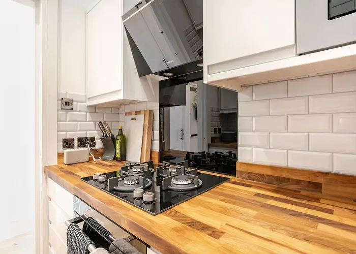 Warm Upgraded Top-floor Flat In Finnieston