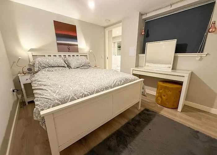 2-bed Flat In East End Apartment *
