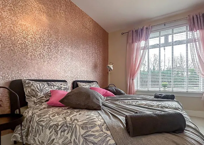 Quite And New House, Commore Drive * غلاسغو