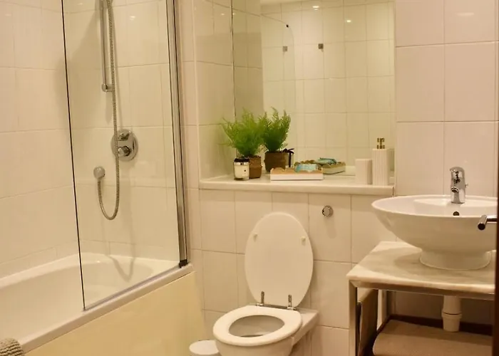 Luxury Historic City-centre Flat & Free Parking