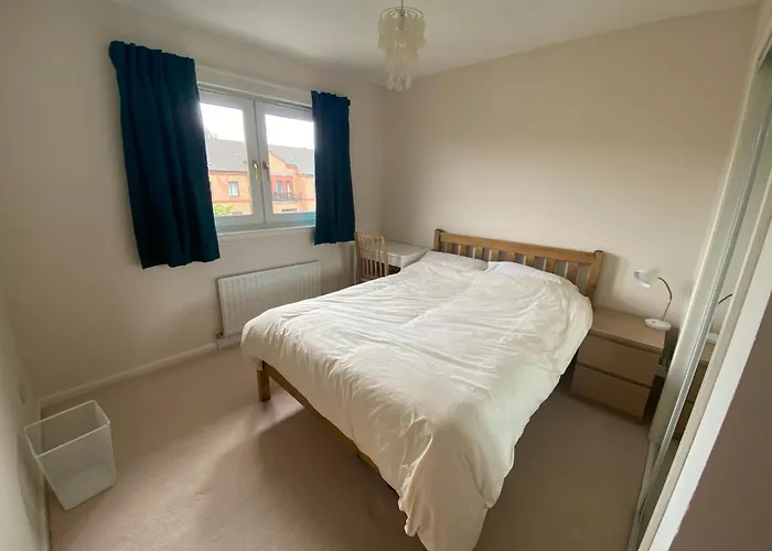 Modern 2 Bedroom Flat With Private Parking