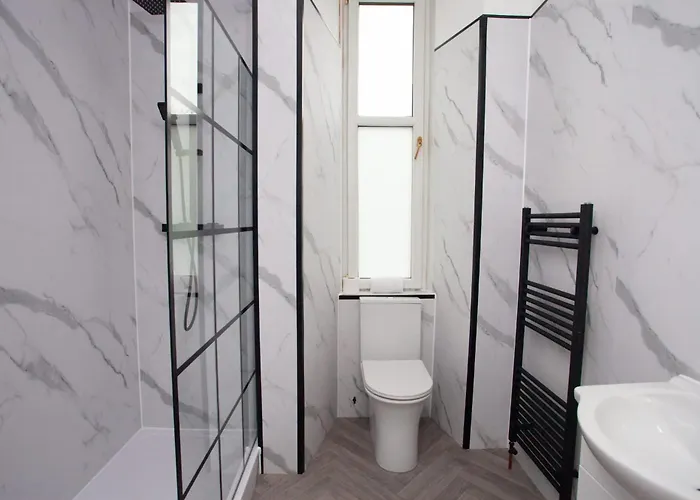 Stylish Southside 2 Bedroom Flat With Free Parking *