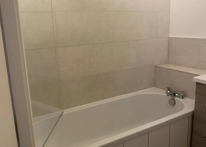 Modern 2 Bedroom Flat With Private Parking غلاسغو