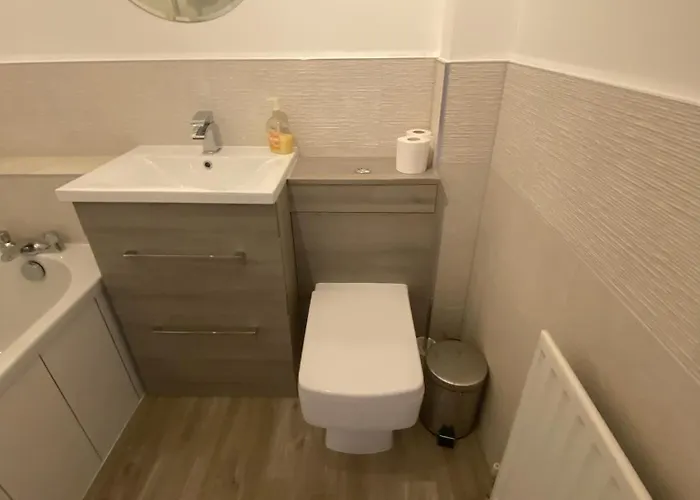 Modern 2 Bedroom Flat With Private Parking *