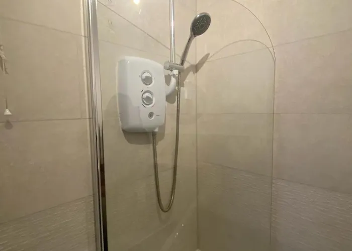 Modern 2 Bedroom Flat With Private Parking