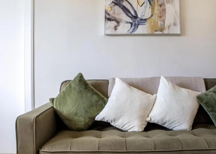 Modern 3 Bedroom In Kings Park Apartment