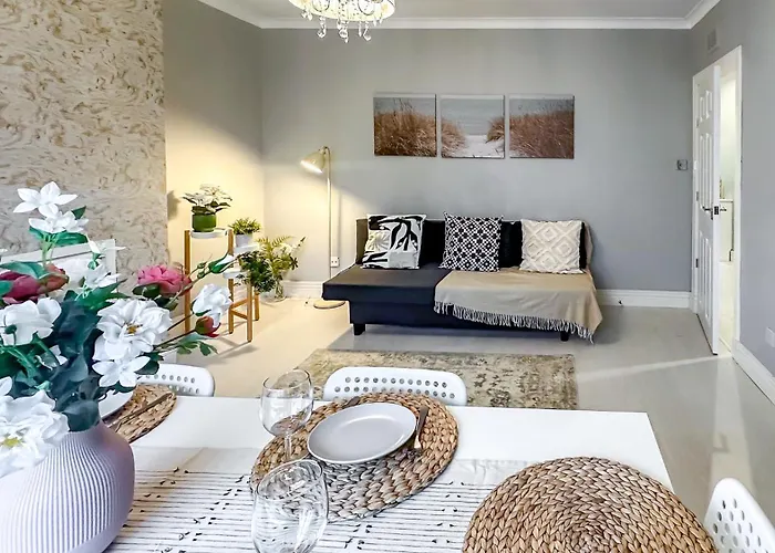 Quite And New House, Commore Drive غلاسغو