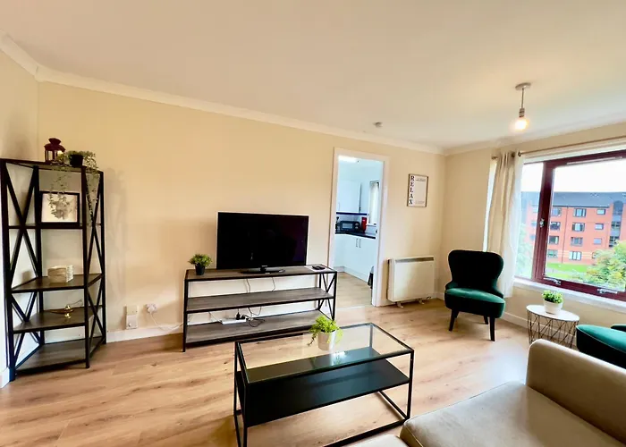 Garden-view 2br - Free Parking & Wifi * גלאזגו