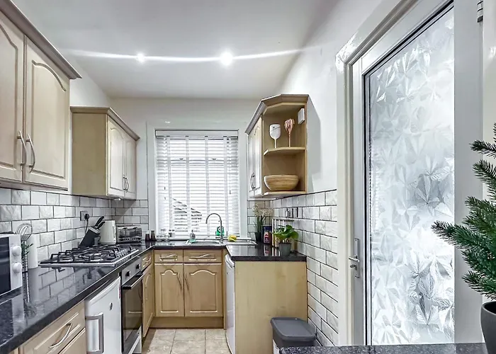 Quite And New House, Commore Drive شقة