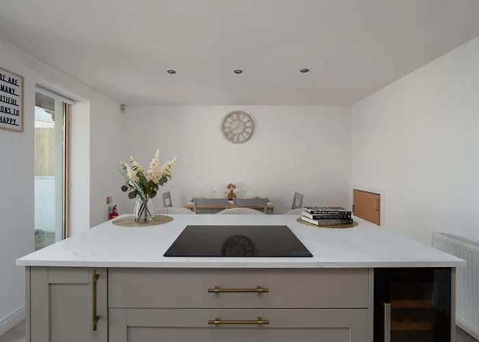 Ferienhaus Newly Renovated 3 Bedroom Modern House