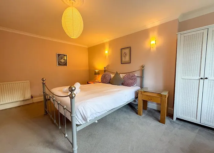 Spacious Three Storey West End - 3 Bedroom *