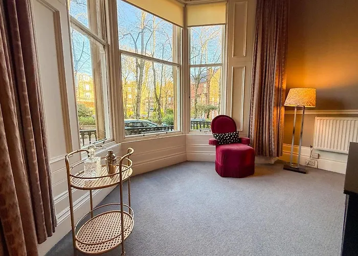 Spacious Three Storey West End - 3 Bedroom Appartamento *