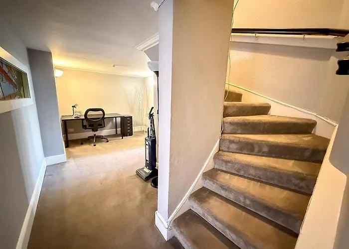 Appartamento Spacious Three Storey West End - 3 Bedroom