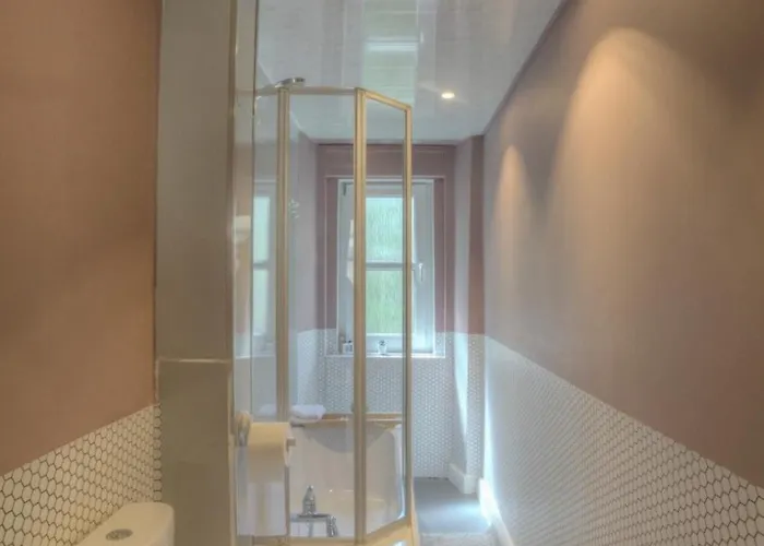 Homely 2 Bed Victorian West End Apartament *