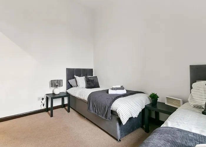 Free Parking - Sleeps 6 - 2 Bedrooms - Great Transport Links * Glasgow