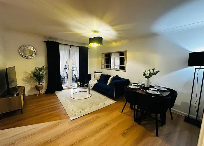 Modern 2 Bedroom Ground Floor Near Centre 公寓