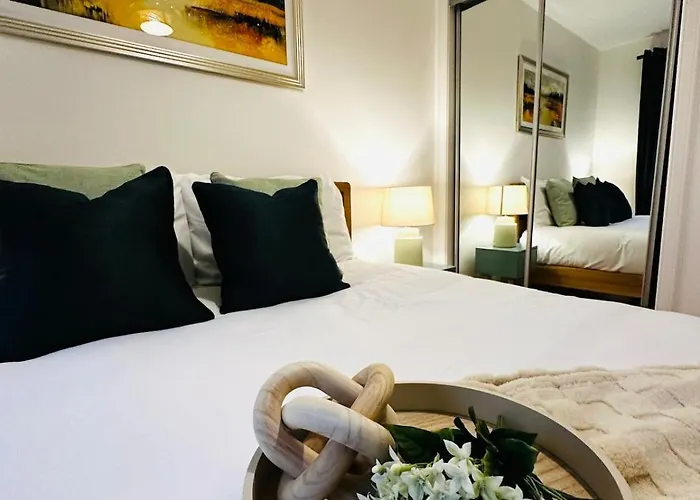 Modern 2 Bedroom Ground Floor Near Centre 公寓