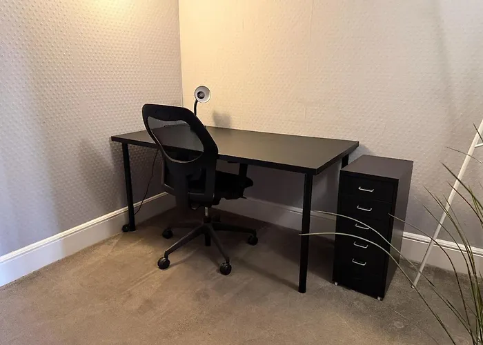 Spacious Three Storey West End - 3 Bedroom