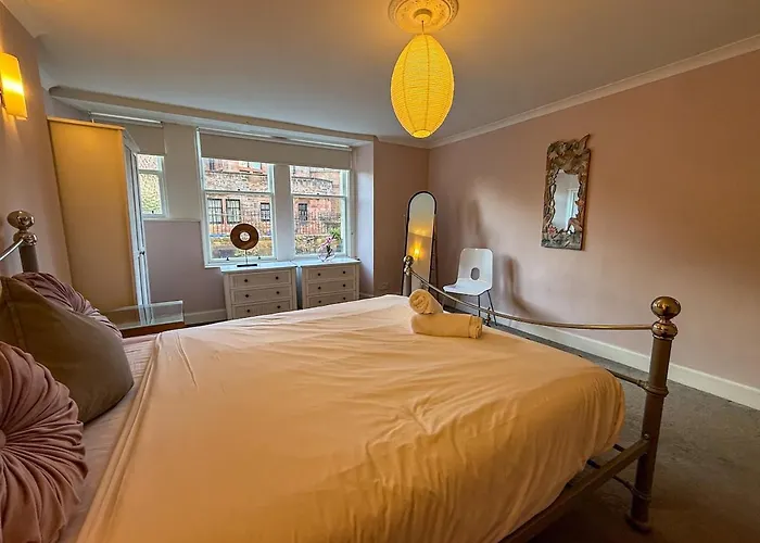 Spacious Three Storey West End - 3 Bedroom * Glasgow