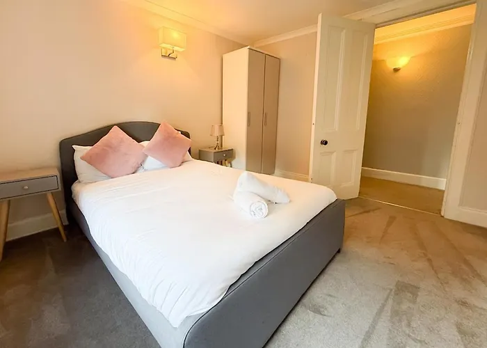 Spacious Three Storey West End - 3 Bedroom Glasgow