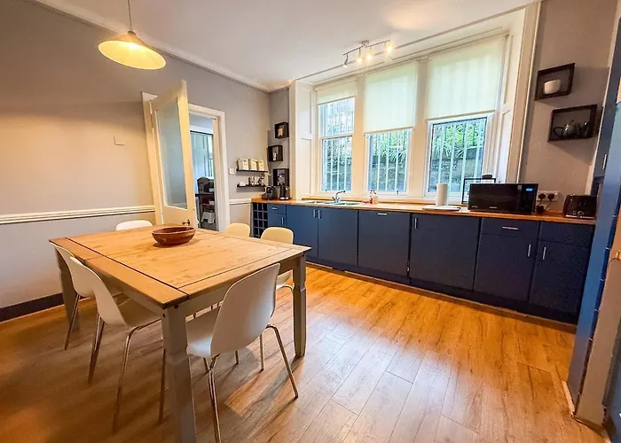 Spacious Three Storey West End - 3 Bedroom Appartamento *