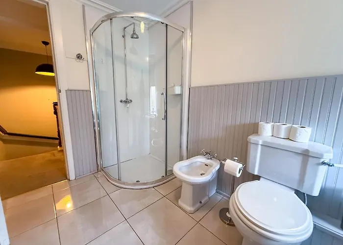 Spacious Three Storey West End - 3 Bedroom Appartamento