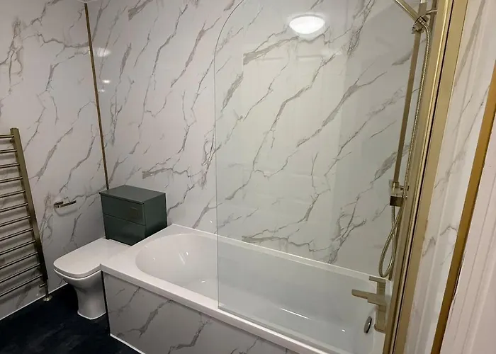 Modern 2 Bedroom Ground Floor Near Centre 公寓