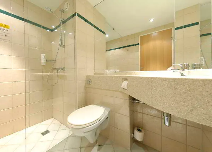 Travelodge Airport Hotel 3*