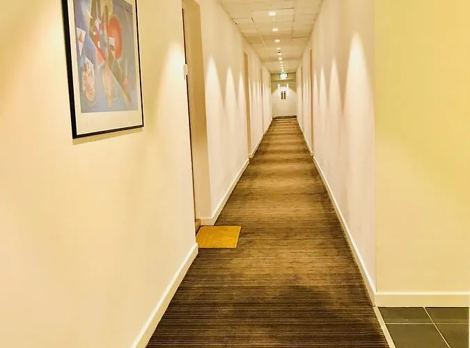 Station Skyline With Parking * Γλασκώβη