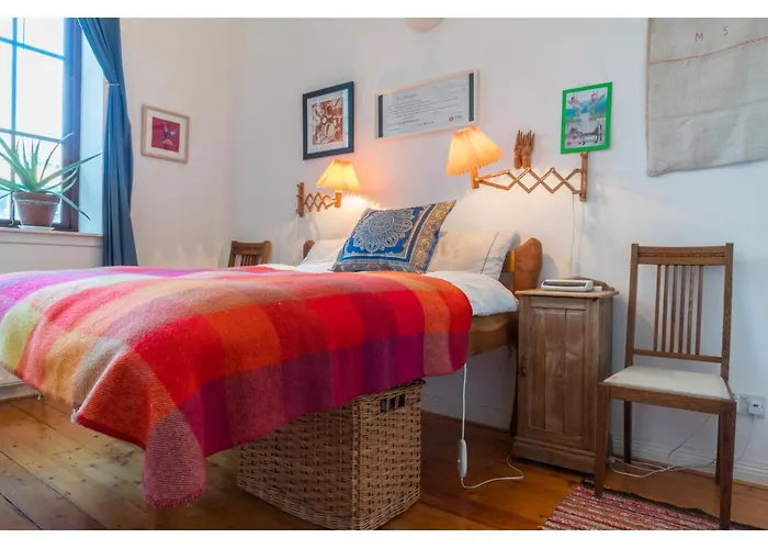 Beautifully Kept Mezzanine Flat ★school Of Art★