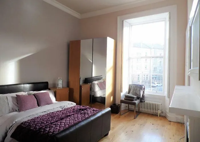 Appartement West End - Stunning, Spacious, 3 Bedroom, Main Door Flat With Private Parking *