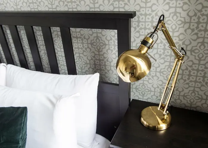 32 Victoria Crescent Road * Glasgow