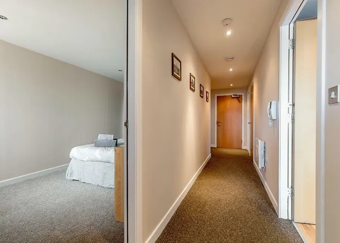 Apartment Modern Riverfront Apt. 10 Mins From Hydro/secc *