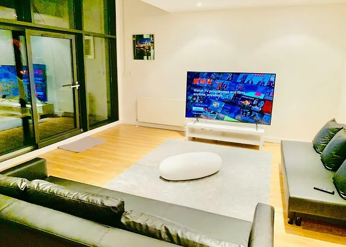 Apartment Centre - The Penthouse With Riverviews -