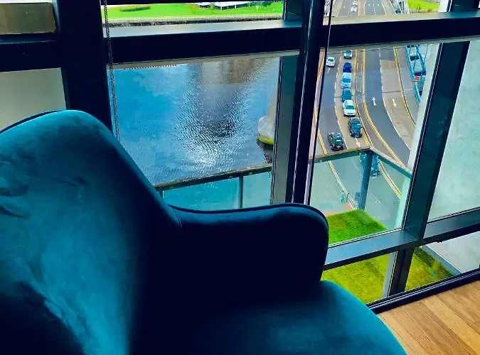 Centre - The Penthouse With Riverviews - *