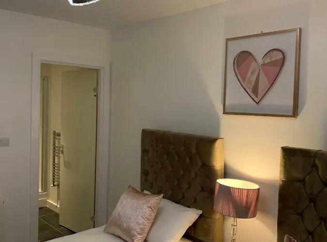 Apartment Centre - The Penthouse With Riverviews - *