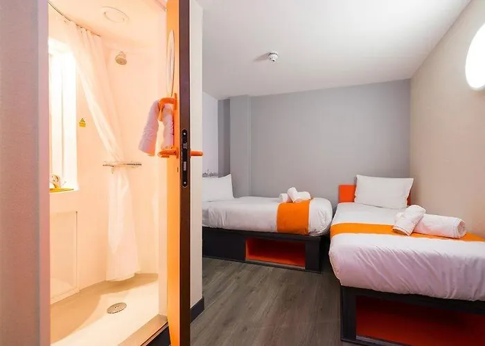 Easyhotel 2*